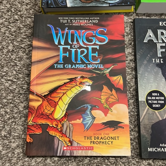 Kids Graphic Novel Set - Picture 3 of 16